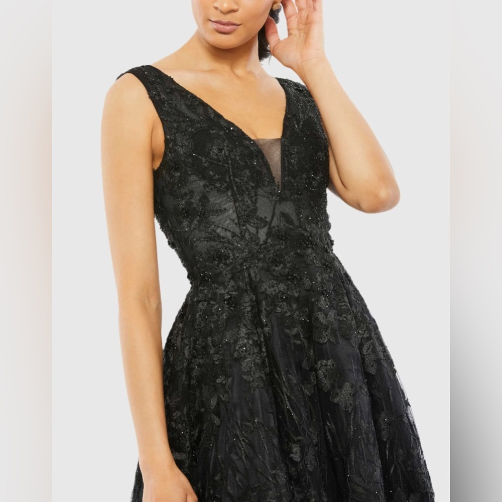 MAC DUGGAL Black Floral Embroidered Illusion V-Neck Gown 14 - Picture 4 of 14